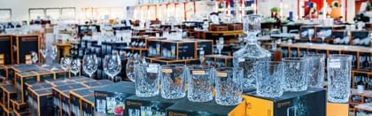Photo from the SPIEGELAU Factory Outlet, in the foreground a NACHTMANN Sculpture tumbler with carafe