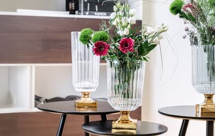 Vase NACHTMANN Minerva avec pied doré – décorée avec des fleurs