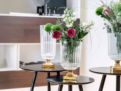 Vase NACHTMANN Minerva avec pied doré – décorée avec des fleurs