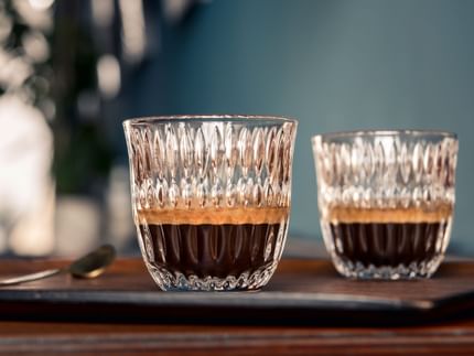 Deux verres avec un espresso doppio