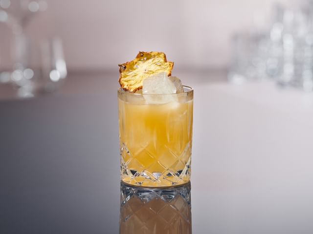 NACHTMANN Noblesse whisky tumbler filled with a yellow cocktail on ice