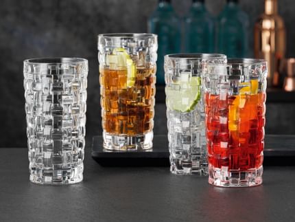 Quatre verres à long drink NACHTMANN Bossa Nova, dont trois remplis de différentes boissons sur glace.<br/>
