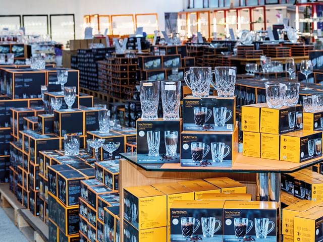 Photo from the Factory Outlet in Spiegelau, in the foreground NACHTMANN boxes with Barista coffee glasses