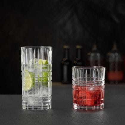 The NACHTMANN Highland Square longdrink glass filled with a clear drink with lime and ice cubes and the tumbler filled with a Campari drink on the rocks.<br/>